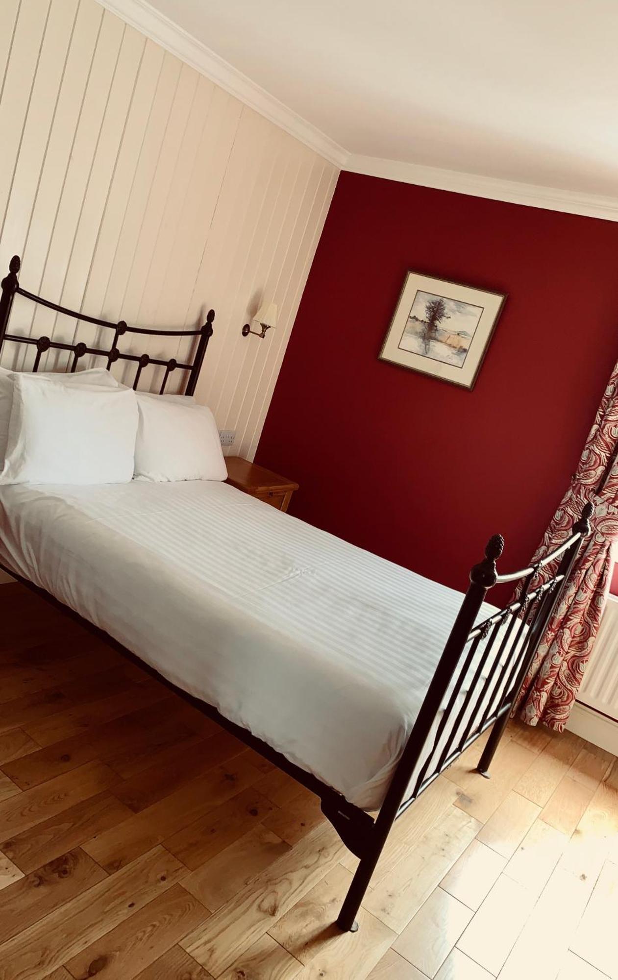 The Highlands Hotel Glenties Rum bild